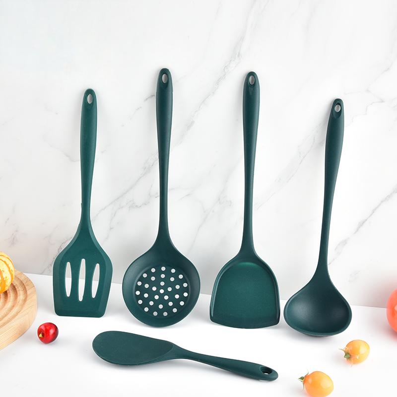 Kitchen Gadgets Green - ชุดอุปกรณ์ครัวซิลิโคนเกรดอาหาร 5 ชิ้น ทนความร้อน ไม่ติดกระทะ ตะหลิว